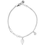 Filigranes silbernes Armband mit Blatt- und runden Anhänger auf weißem Hintergrund