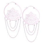 Orecchini La Fleur Hoops in acciaio inossidabile con motivo floreale delicato e pendenti a catena su sfondo bianco