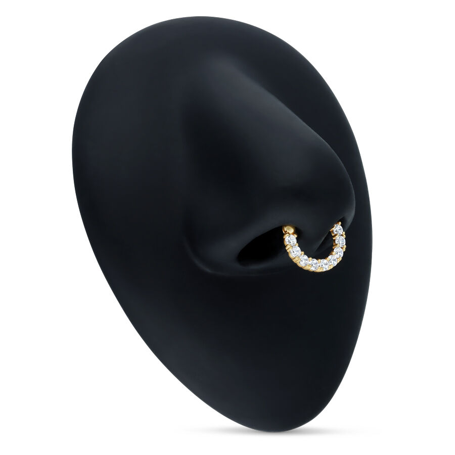 18K Kultainen Septum Clicker kirkkailla kristalleilla mustalla taustalla