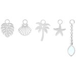 Cinco colgantes de verano plateados para piercings de ombligo sobre fondo blanco