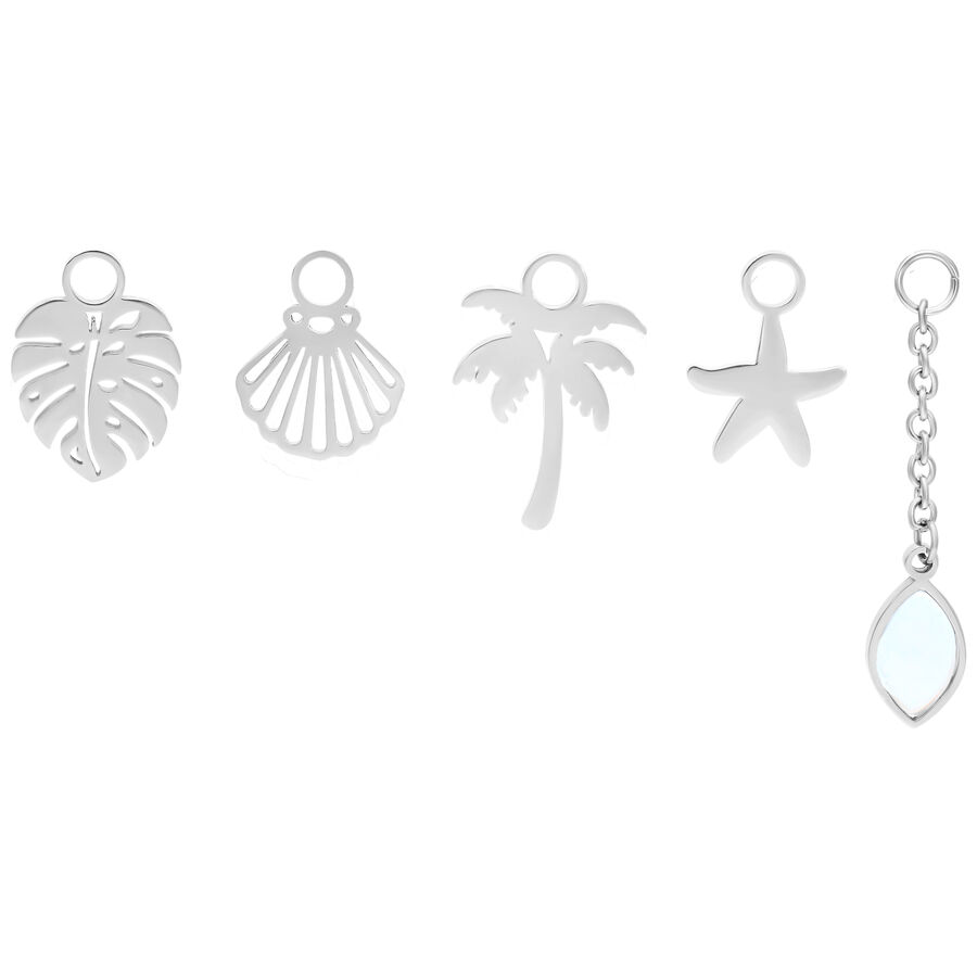 Cinco colgantes de verano plateados para piercings de ombligo sobre fondo blanco