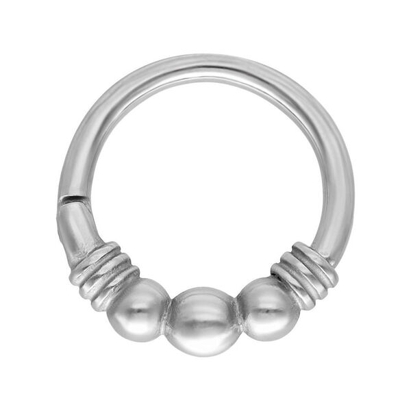 Anillo de piercing plateado con tres bolas sobre fondo blanco