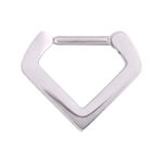 Clicker de septum triangular plateado de acero quirúrgico sobre fondo blanco