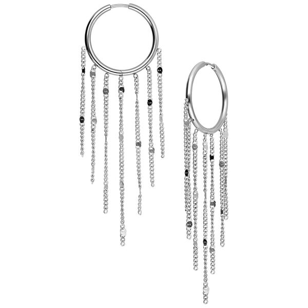 Aros plateados con cadenas colgantes sobre fondo blanco