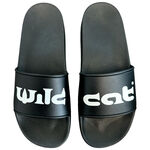 Schwarze Wildcat Sandalen aus PVC mit weißem Logo auf weißem Hintergrund