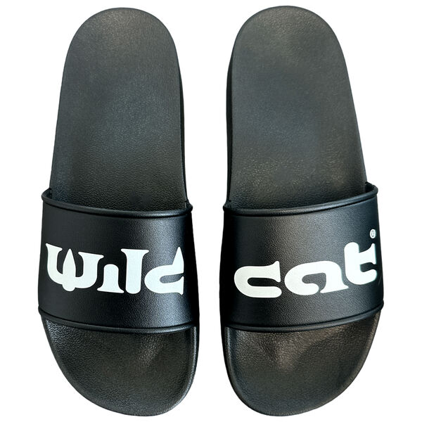 Mustat Wildcat sandaalit PVC:stä valkoisella logolla valkoisella taustalla