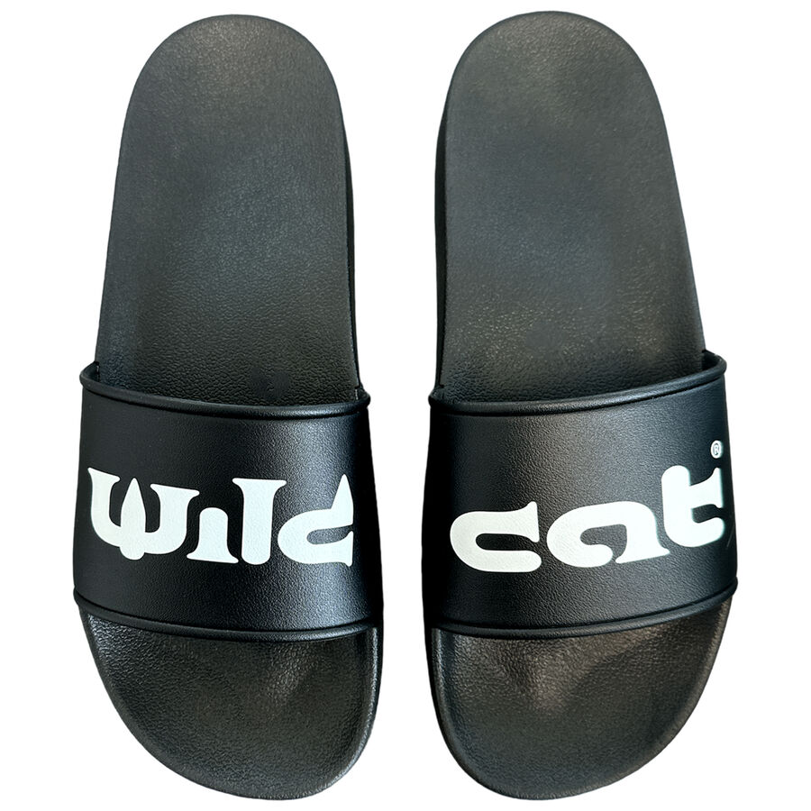 Mustat Wildcat sandaalit PVC:stä valkoisella logolla valkoisella taustalla