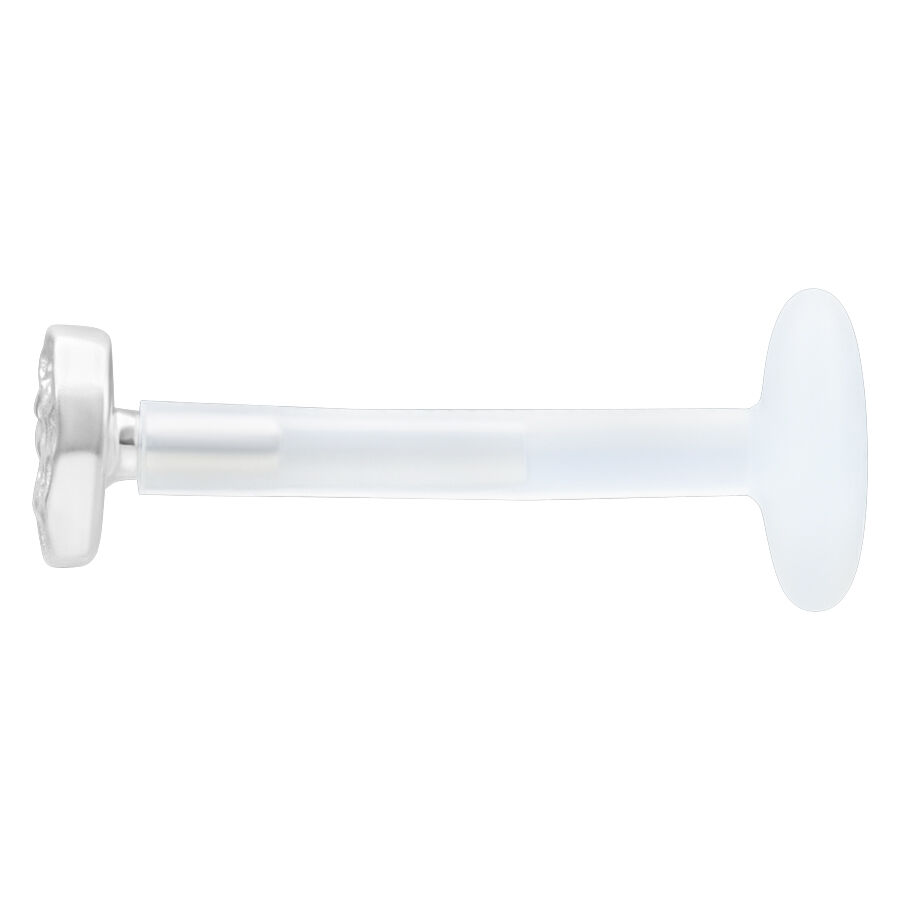 Labret de plata con adorno martillado sobre fondo blanco