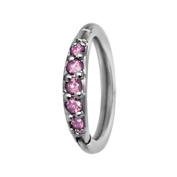 Anillo de piercing plateado con cristales rosas sobre fondo blanco