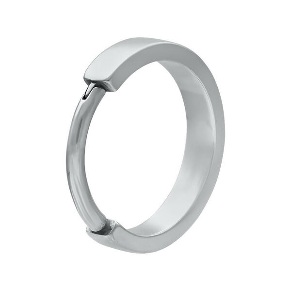 Silberner Clicker Ring aus Chirurgenstahl auf weißem Hintergrund
