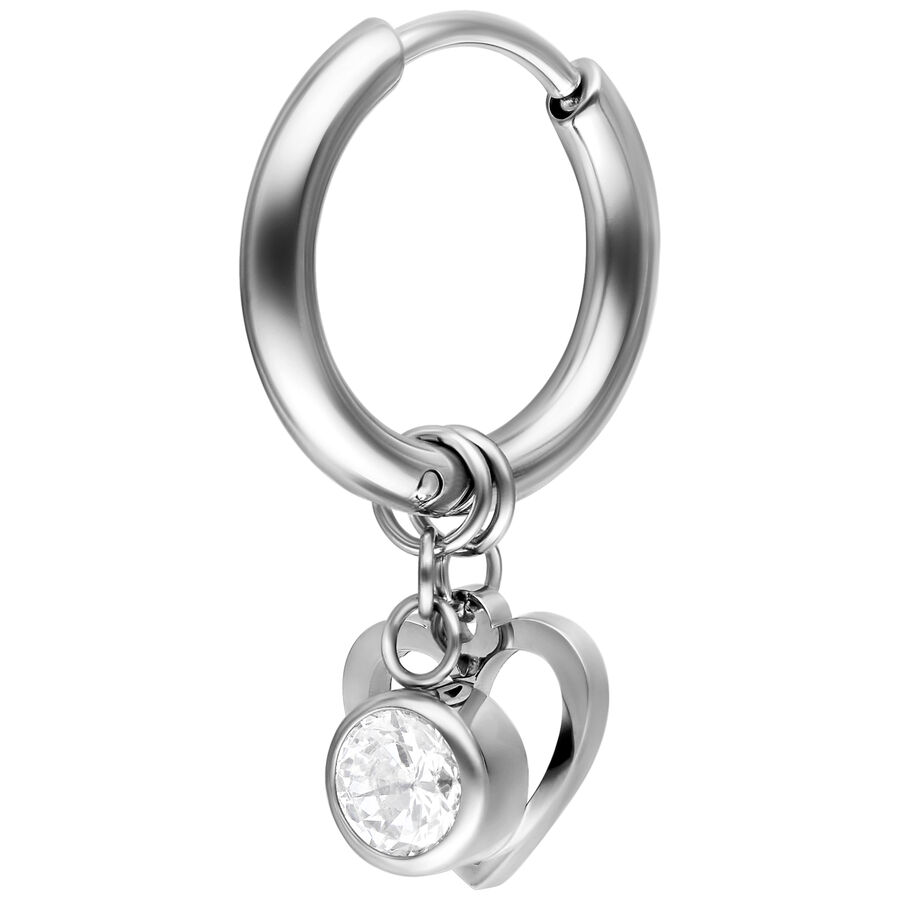 Aro de plata con colgante de corazón y cristal sobre fondo blanco