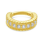 Anello piercing dorato con cristalli su sfondo bianco