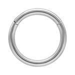 Anillo articulado plateado de titanio sobre fondo blanco