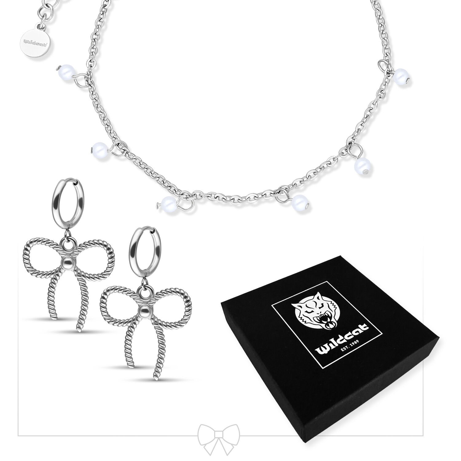 Set aus Perlenarmband und Schleifen-Ohrringen Silbernes Armband mit Perlen und Schleifen-Ohrringe auf weißem Hintergrund