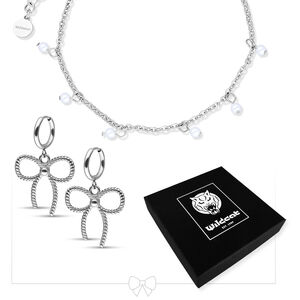 Set aus Perlenarmband und Schleifen-Ohrringen Silbernes Armband mit Perlen und Schleifen-Ohrringe auf weißem Hintergrund
