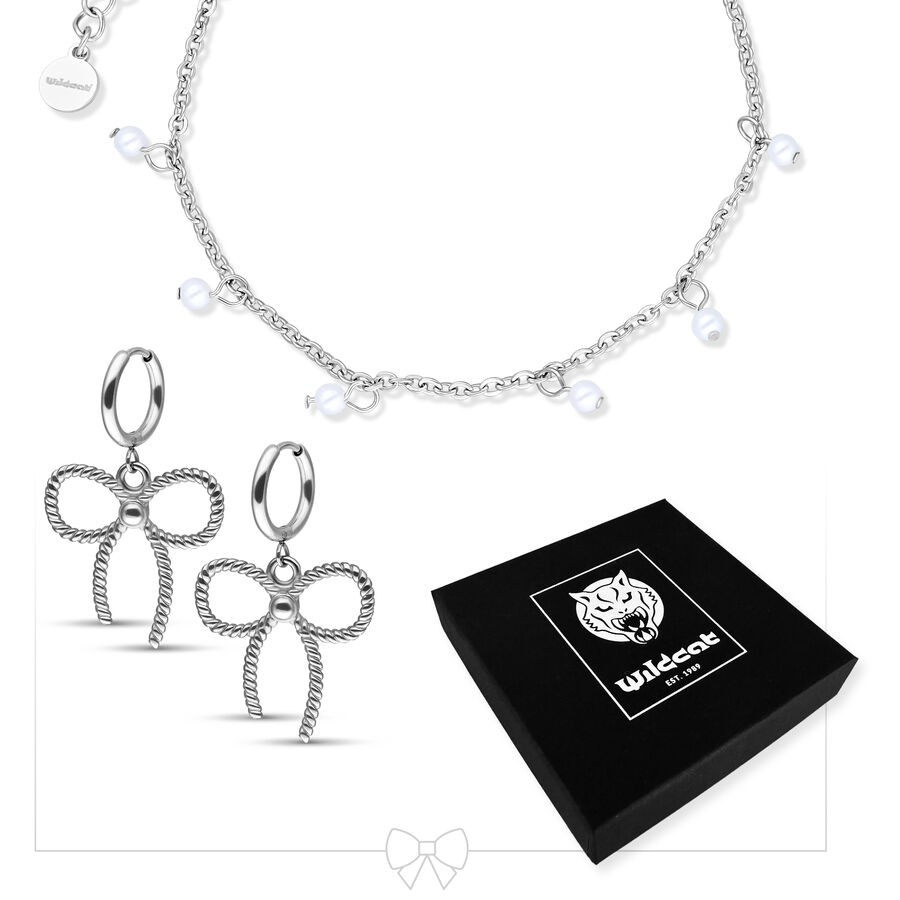 Braccialetto d'argento con perle e orecchini con fiocco su sfondo bianco