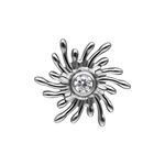 Sunburst in argento con cristallo chiaro su sfondo bianco