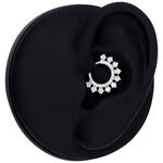 Clicker per setto in cristallo argento su un orecchio modello nero su sfondo bianco