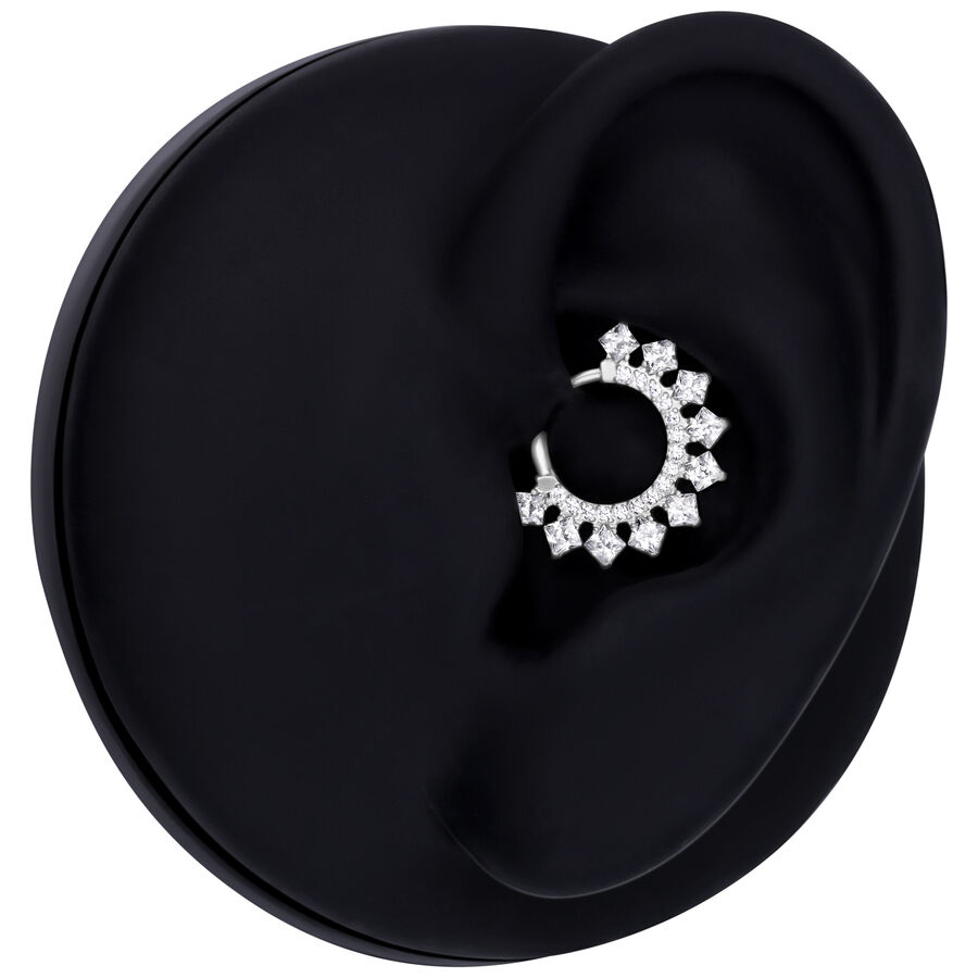 Clicker per setto in cristallo argento su un orecchio modello nero su sfondo bianco
