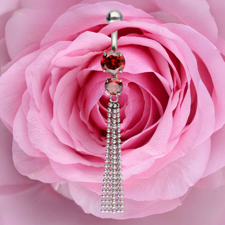 Banana Bell de plata con cristales rojos y cadenas sobre rosa rosa