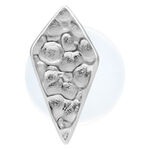 Labret romboidale in argento con design martellato su sfondo bianco