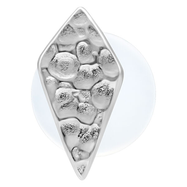 Labret romboidale in argento con design martellato su sfondo bianco