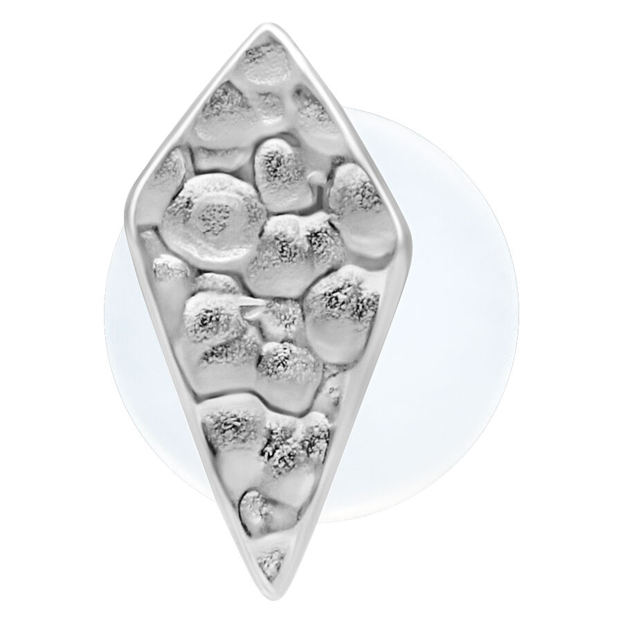 Labret romboidale in argento con design martellato su sfondo bianco