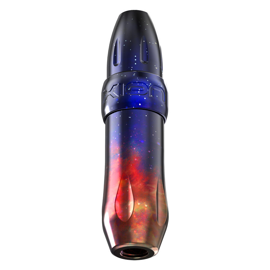 Penna per tatuaggi in rosso, arancione e blu scuro con finitura in alluminio su sfondo bianco