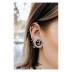 Ear Saddles nere a forma di serpente indossate nell'orecchio, piercing all'aperto