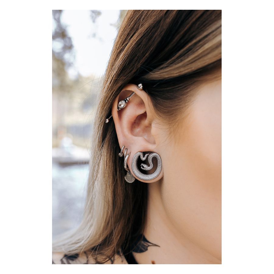 Ear Saddles nere a forma di serpente indossate nell'orecchio, piercing all'aperto