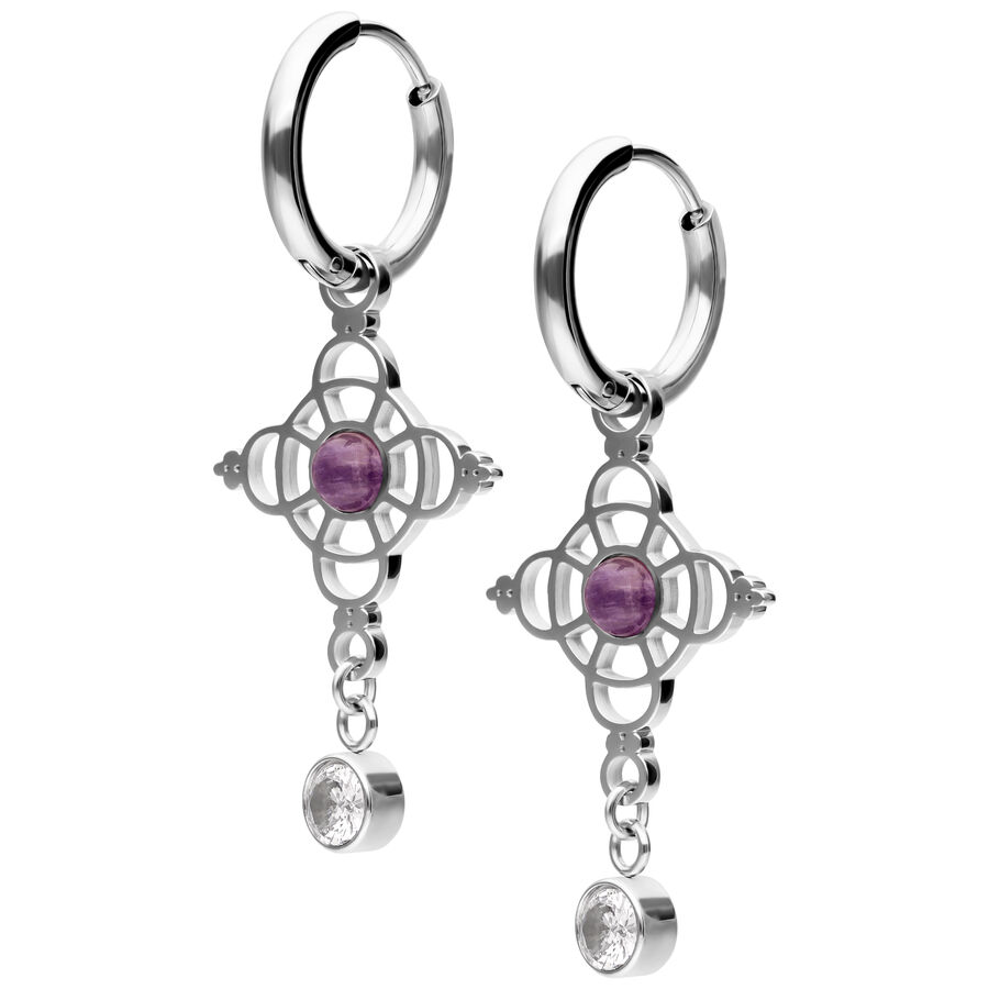 Due orecchini a cerchio in argento con ametista viola e pendente di cristallo trasparente su sfondo bianco