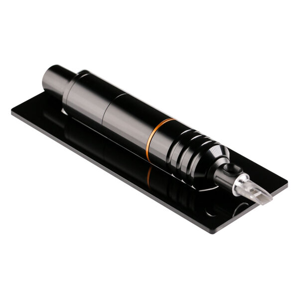 HAWK PEN negro sobre bandeja rectangular negra sobre fondo blanco