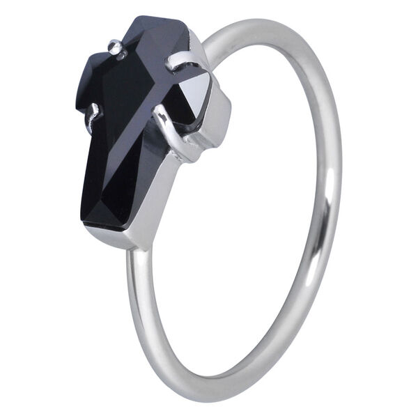 Silberner Cross Ring mit schwarzem Kristall auf weißem Hintergrund