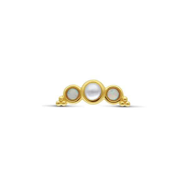 Accesorio de piercing de oro con ópalo sintético y perla sobre fondo blanco