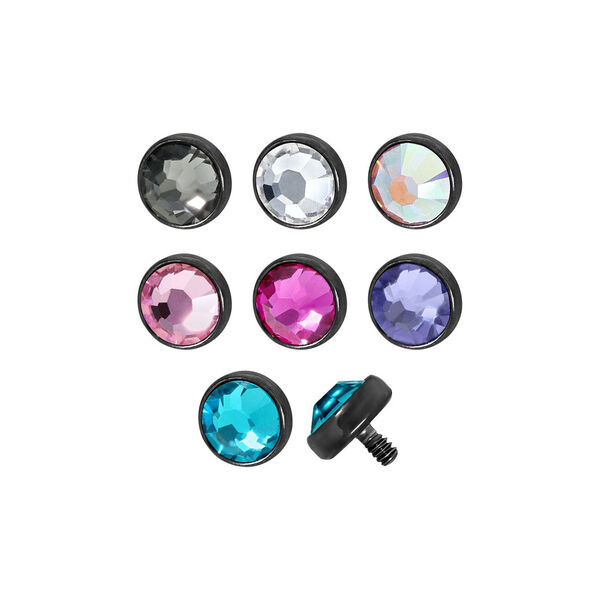 Set aus sieben schwarzen Titan Piercing Aufsätzen mit bunten Kristallen, auf weißem Hintergrund.