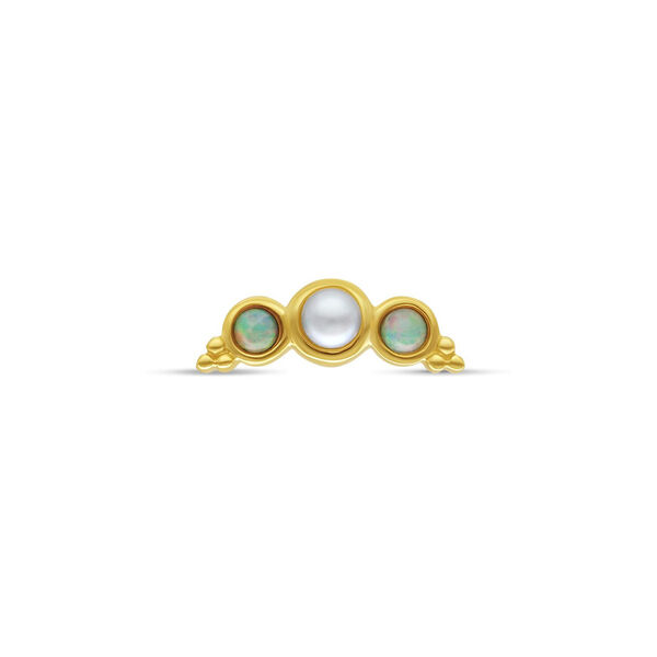 Accesorio de oro con perla central y dos ópalos, sobre fondo de estudio