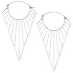 Zwei silberne Prisma Hoops Ohrringe aus Chirurgenstahl auf weißem Hintergrund