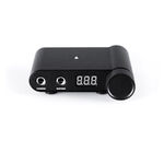 Alimentatore nero con display digitale su sfondo bianco