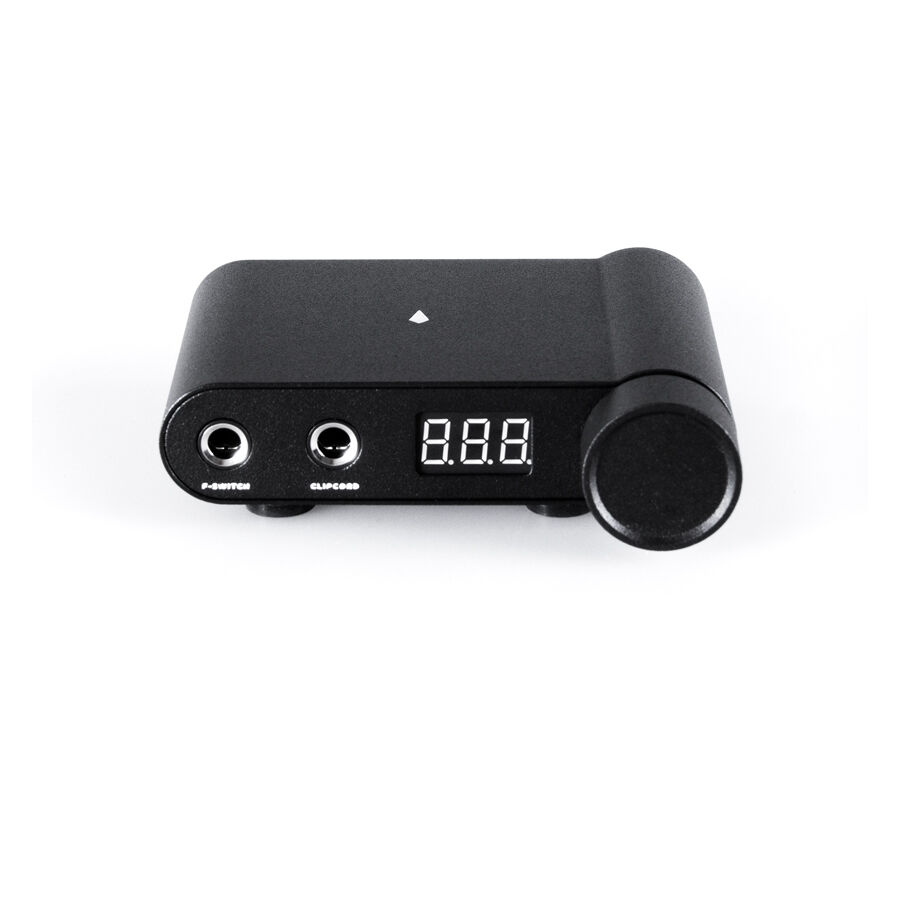 Alimentatore nero con display digitale su sfondo bianco