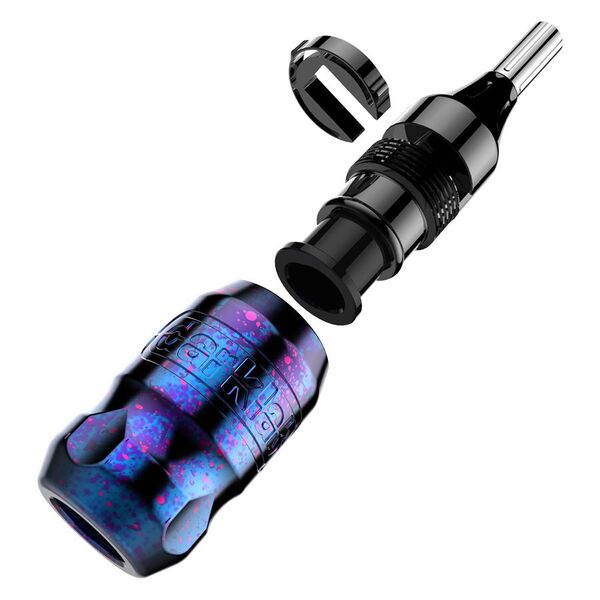 Xion Pen Cosmic Storm en rosa y azul con carcasa de aluminio sobre fondo blanco
