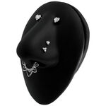 Piercing al naso nero con pietra cristallina su display nero su sfondo bianco
