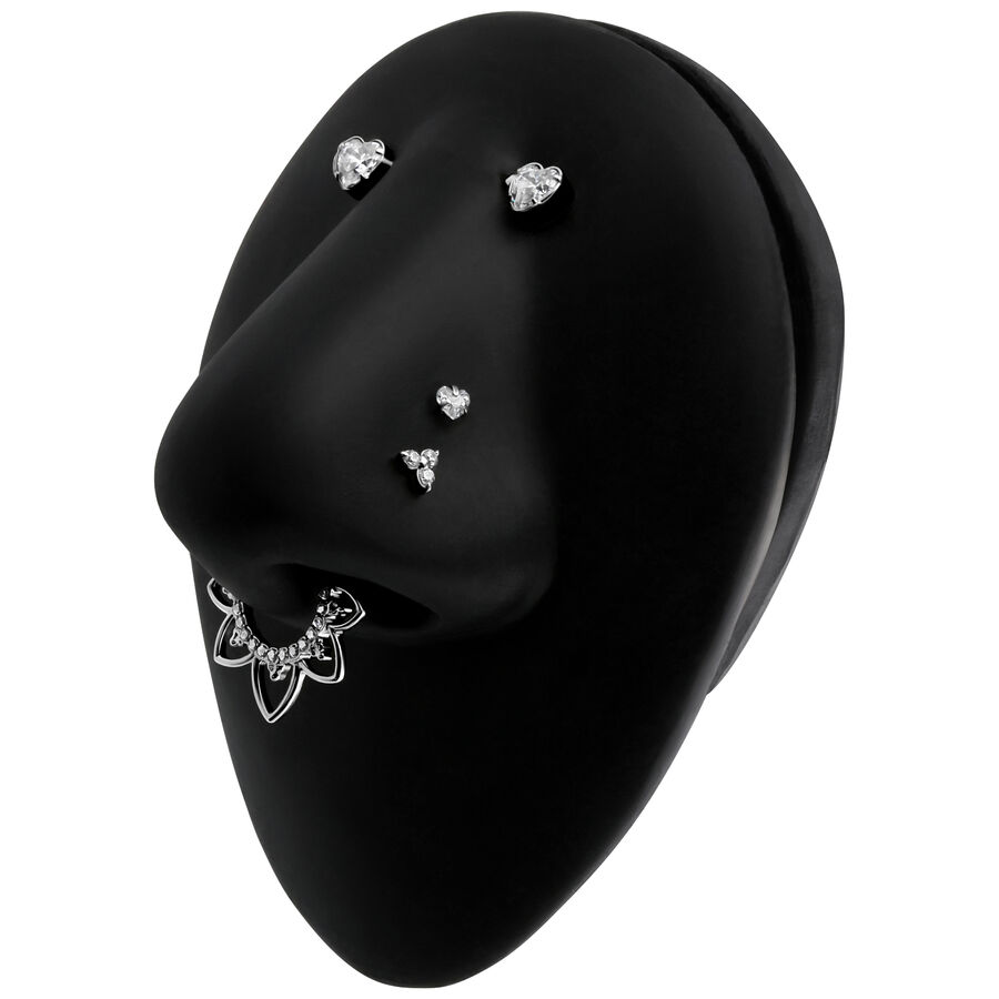 Piercing al naso nero con pietra cristallina su display nero su sfondo bianco