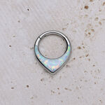 Silberner Titan Septum Clicker mit weißem synthetischen Opal auf hellem Stein
