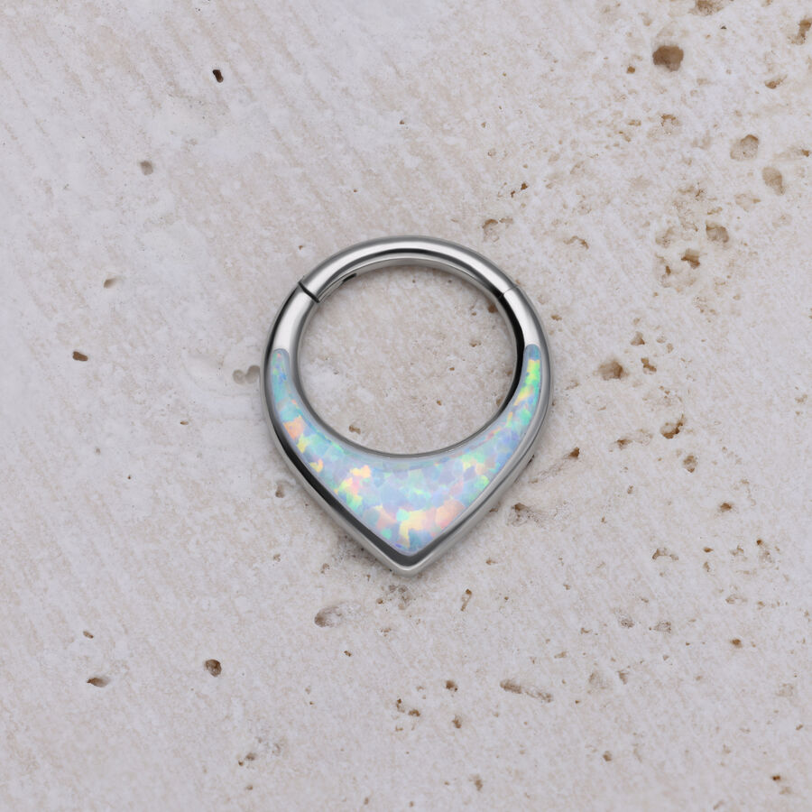 Silberner Titan Septum Clicker mit weißem synthetischen Opal auf hellem Stein