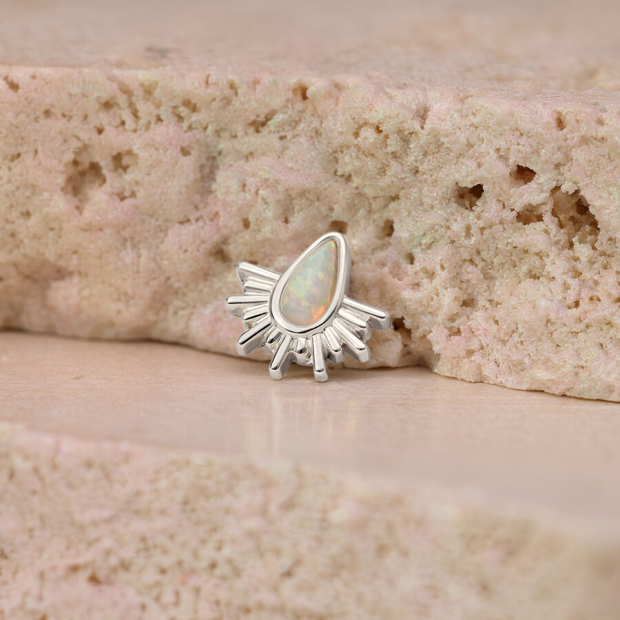 Attacco per piercing in oro bianco con opale sintetico a forma di raggi di sole su pietra rosa