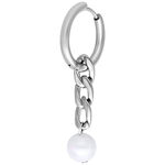 Orecchino color argento con design a catena e perla su sfondo bianco