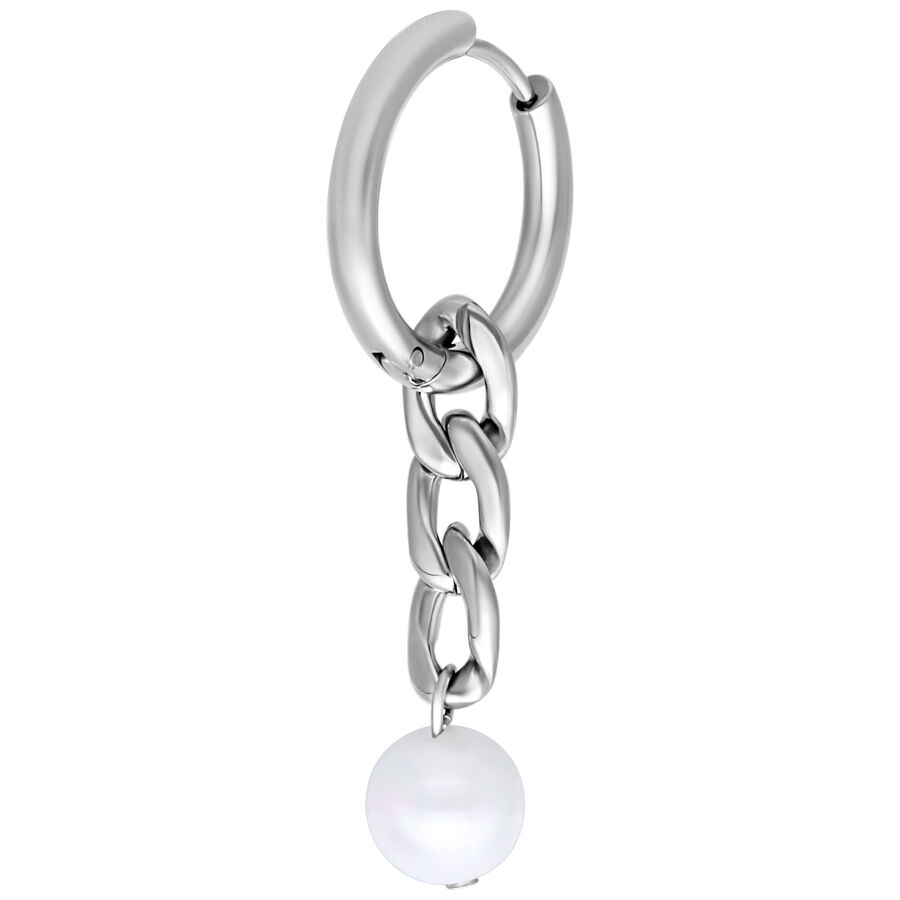Orecchino color argento con design a catena e perla su sfondo bianco