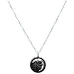 Collana argentata con ciondolo rotondo e motivo di corvo su sfondo bianco