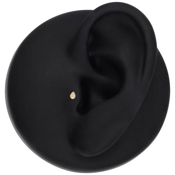 Aro de Moissanite en oro sobre modelo de oreja negro