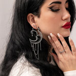 Mujer con aros Sun Moon plateados, perfil lateral, fondo liso